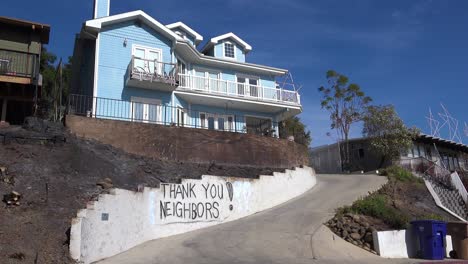 Ein-Dankeschön-An-Die-Nachbarn-Wird-Während-Des-Verheerenden-Thomasfeuers-In-Ventura-Kalifornien-Auf-Eine-Wand-Vor-Einem-Haus-Gesprüht-1