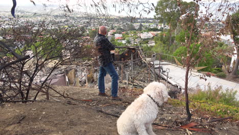 Ein-Mann-Und-Sein-Hund-Stehen-Nach-Dem-Thomas-brand-In-Ventura-Kalifornien-Vor-Einem-Abgebrannten-Haus