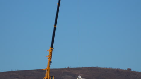 Ein-Wartungsteam-Der-Sce-telefonleitung-Arbeitet-An-Stromleitungen-Auf-Verbrannten-Hügeln-Nach-Dem-Verheerenden-Thomas-brand-4