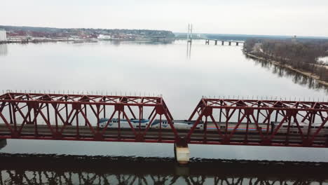 Ein-Personenzug-überquert-Eine-Zugbrücke-über-Den-Mississippi-River-In-Der-Nähe-Von-Burlington-Iowa