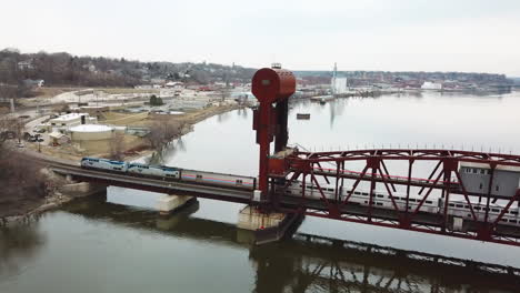 Ein-Amtrak-Personenzug-überquert-Eine-Zugbrücke-über-Den-Mississippi-River-In-Der-Nähe-Von-Burlington-Iowa-1