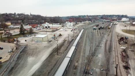 Antenne-Des-Südwestlichen-Hauptamtrak-Zuges,-Der-Durch-Einen-Eisenbahnhof-In-Der-Nähe-Von-Burlington-Iowa-1-Fährt