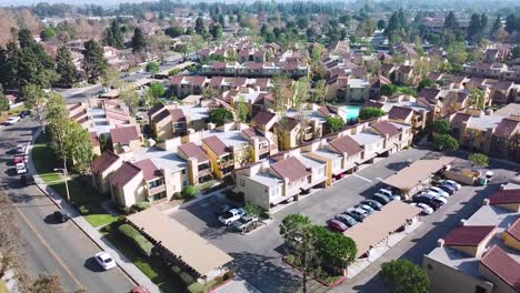Antenne-über-Vorstädtischen-Südkalifornien-Zersiedelung-Und-Eigentumswohnungen-In-Der-Nähe-Von-Ventura-Kalifornien