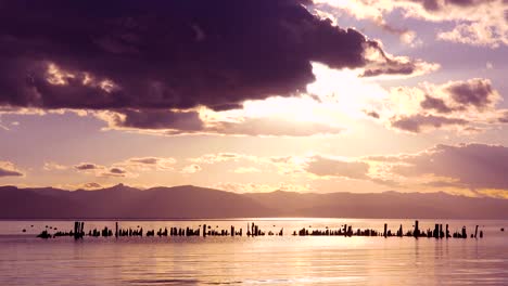 Ein-Wunderschöner-Sonnenuntergang-Hinter-Verlassenen-Pfeilern-Am-Glenbrook-Lake-Tahoe-Nevada-4