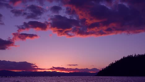 Ein-Wunderschöner-Zeitraffer-Sonnenuntergang-Hinter-Verlassenen-Pfeilern-Am-Glenbrook-Lake-Tahoe-Nevada-1
