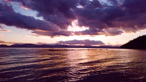 Wunderschöne-Antenne-über-Lake-Tahoe-Bei-Sonnenuntergang-Mit-Verlassenen-Pier-Pfählen-In-Glenbrook-Nevada?