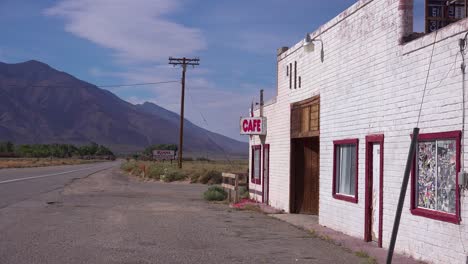 Ein-Straßencafé-Entlang-Einer-Abgelegenen-Autobahn-In-Der-Nähe-Von-Death-Valley,-Kalifornien
