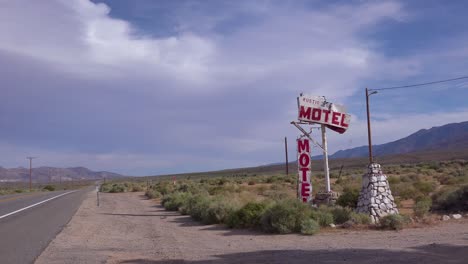 Ein-Verlassenes-Oder-Heruntergekommenes-Altes-Rustikales-Motel-An-Einer-Landstraße-In-Amerika-1