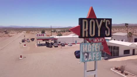 Drohnenantenne-über-Einer-Einsamen-Wüstentankstelle-und-Einem-Hotel-Motel-Café-In-Der-Mojave-Wüste