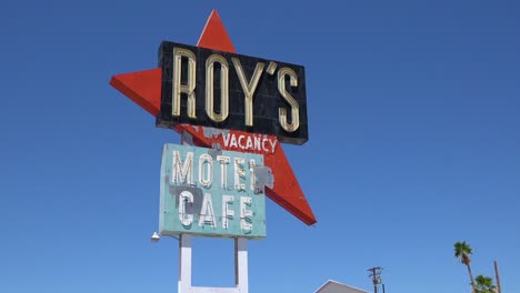 Aufnahme-Einer-Einsamen-Wüstentankstelle-Und-Eines-Hotel-Motel-Café-Schildes-In-Der-Mojave-Wüste