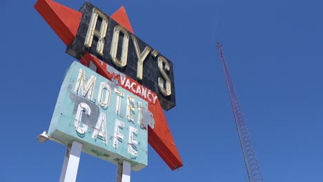 Aufnahme-Einer-Einsamen-Wüstentankstelle-Und-Eines-Hotel-Motel-Café-Schildes-In-Der-Mojave-Wüste-1