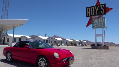 Aufnahme-Einer-Einsamen-Wüstentankstelle-Und-Eines-Hotel-Motel-Cafés-In-Der-Mojave-Wüste-Mit-Thunderbird-Auto-Im-Forground-1ground