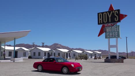 Toma-De-Establecimiento-De-Una-Gasolinera-Del-Desierto-Solitario-Y-Un-Hotel-Motel-Cafe-En-El-Desierto-De-Mojave-Con-Un-Coche-Thunderbird-En-Primer-Plano-2