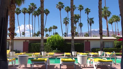 Toma-De-Establecimiento-De-Un-Motel-Retro-Clásico-En-Palm-Springs-O-Los-Angeles-California-Will-Piscina-Y-Tumbonas-1