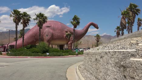 Ein-Riesiger-Künstlicher-Dinosaurier-überragt-Die-Besucher-Als-Attraktion-Am-Straßenrand-In-Der-Mojave-wüste-Bei-Cabazon-Kalifornien-1