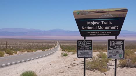 Un-Cartel-Da-La-Bienvenida-A-Los-Visitantes-Al-Monumento-Nacional-De-Los-Senderos-De-Mojave.