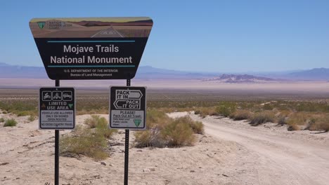 Un-Cartel-Da-La-Bienvenida-A-Los-Visitantes-Al-Monumento-Nacional-1-De-Los-Senderos-De-Mojave