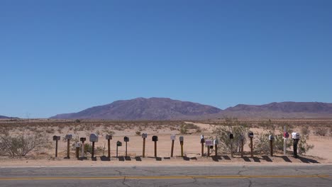 Alte-Briefkästen-Säumen-Eine-Einsame-Straße-Durch-Die-Mojave-Wüste