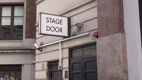 Eine-Generische-Bühnentür-Führt-Schauspieler-Und-Performer-In-Die-Backstage-Eines-Lokalen-Theaters-In-London-England-1