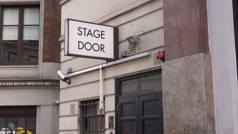 Eine-Generische-Bühnentür-Führt-Schauspieler-Und-Performer-In-Die-Backstage-Eines-Lokalen-Theaters-In-London-England-2