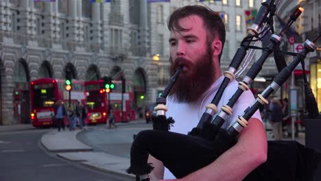 Ein-Schottischer-Dudelsackspieler-Tritt-Auf-Der-Straße-In-Der-Nähe-Des-Londoner-Piccadilly-Square-Auf