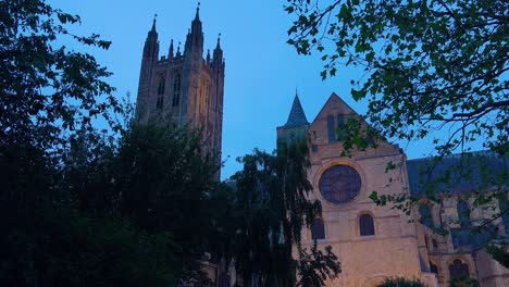 Schöne-Eröffnungsaufnahme-In-Der-Abenddämmerung-Der-Kathedrale-Von-Canterbury-In-Kent-England-2