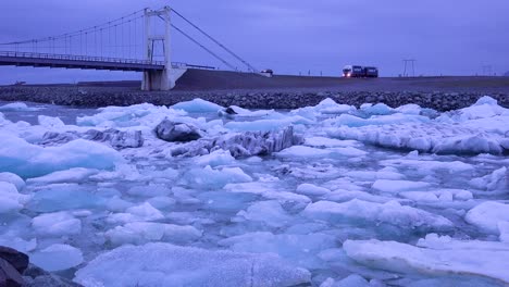 Ein-Auto-Und-Ein-Lastwagen-überqueren-Eine-Brücke-über-Eine-Gletscherbucht-In-Der-Arktis-Bei-Der-Jökulsárlón-Gletscherlagune-Island-Nacht