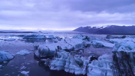 Drohnenantenne-über-Eisbergen-In-Einer-Gletscherbucht-Deutet-Auf-Eine-Globale-Erwärmung-In-Der-Arktis-In-Der-Jökulsárlón-Gletscherlagune-Island-Nacht-Hin