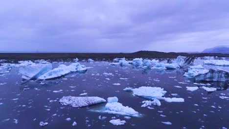 Drohnenantenne-über-Eisbergen-In-Einer-Gletscherbucht-Deutet-Auf-Eine-Globale-Erwärmung-In-Der-Arktis-An-Der-Jökulsarlon-Gletscherlagune-Island-Nacht-2