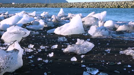 Eisberge-Sitzen-Auf-Schwarzem-Sand-Diamond-Beach-Jokulsarlon-Im-Arktischen-Island-Poliert-Und-Glitzernd-Wie-Juwelen