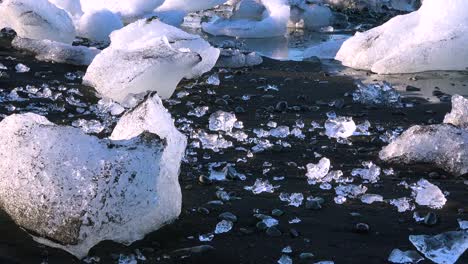 Eisberge-Sitzen-Auf-Schwarzem-Sand-Diamond-Beach-Jokulsarlon-Im-Arktischen-Island-Poliert-Und-Glitzernd-Wie-Juwelen-3