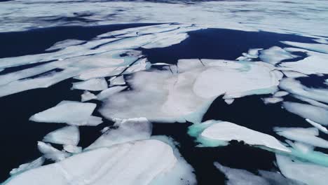 Antenne-über-Einem-Hochgebirgssee-Mit-Großen-Schmelzenden-Eisschilden-Und-Eisbergen-In-Island-1