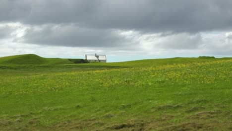 Ein-Einsames-Und-Abgelegenes-Haus-In-Der-Wilden-Grünen-Landschaft-Islands-1