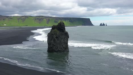 Hermosa-Formación-Rocosa-En-Dyrh_____-Laey-Playa-De-Arena-Negra-Islandia