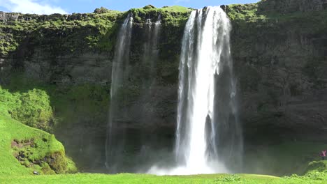Der-Unglaubliche-Wasserfall-Seljalandsfoss-In-Island-Stürzt-über-Eine-Spektakuläre-Klippe