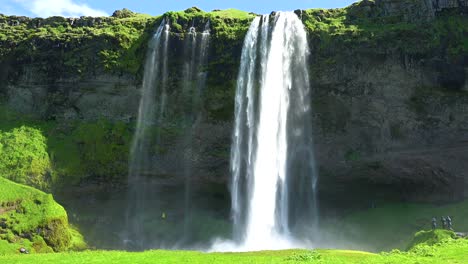The-incredible-Seljalandsfoss-waterfall-in-iceland-falls-over-a-spectacular-cliff-1
