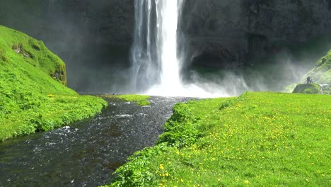 Der-Unglaubliche-Wasserfall-Seljalandsfoss-In-Island-Fällt-über-Eine-Spektakuläre-Klippe-2