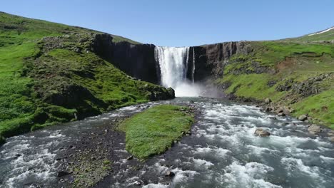 Antenne-Eines-Generischen-Wasserfalls-In-Island,-Der-über-Steile-Klippen-Fällt-2