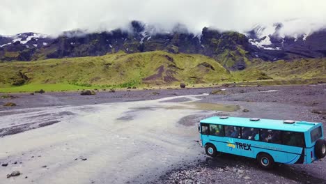 Antena-Sobre-Un-Autobús-Que-Atraviesa-Un-Río-En-Las-Tierras-Altas-De-Islandia