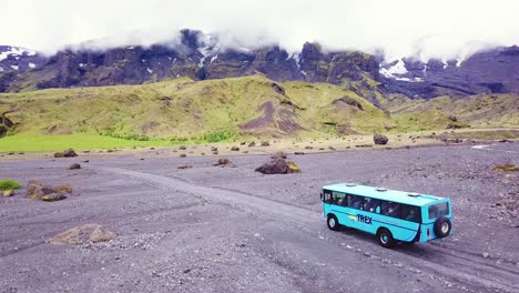 Vista-Aérea-over-a-bus-conduciendo-near-Thorsmork-in-the-highlands-of-Iceland