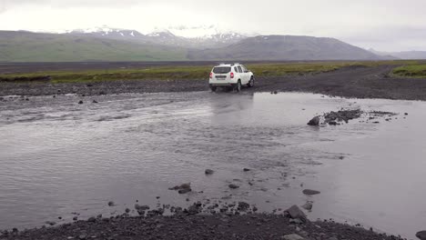 Ein-Geländewagen-Fährt-Durch-Einen-Fluss-Im-Abgelegenen-Hochland-Islandslands