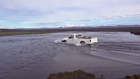 Ein-Alter-Pickup-Fährt-Durch-Einen-Fluss-Im-Abgelegenen-Hochland-Islands