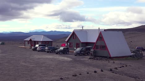 Los-Edificios-Del-Campamento-De-La-Sede-Del-Guardabosques-Remoto-En-El-Desolado-Interior-De-Islandia
