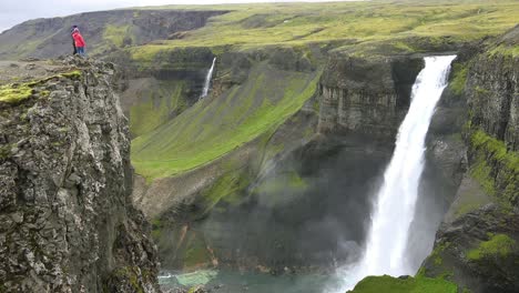 Los-Turistas-Miran-La-Increíble-Cascada-De-Haifoss-En-Islandia