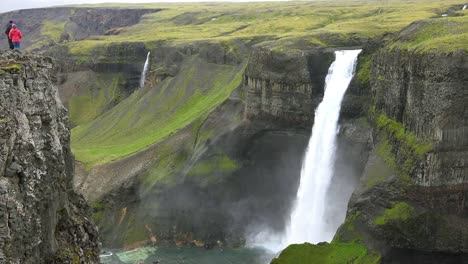 Los-Turistas-Miran-La-Increíble-Alta-Cascada-De-Haifoss-En-Islandia-1