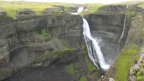 La-Hermosa-Y-Sorprendente-Alta-Cascada-De-Haifoss-En-Islandia