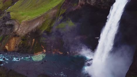 Antena-Sobre-La-Hermosa-Y-Sorprendente-Alta-Cascada-De-Haifoss-En-Islandia-2