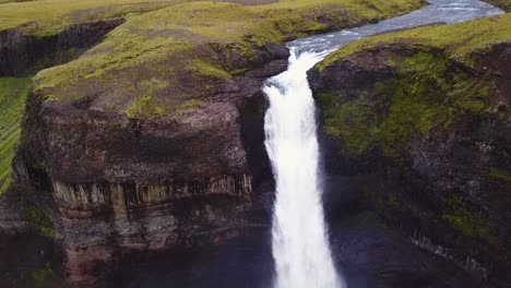 Antena-Sobre-La-Hermosa-Y-Sorprendente-Cascada-Alta-De-Haifoss-En-Islandia-6