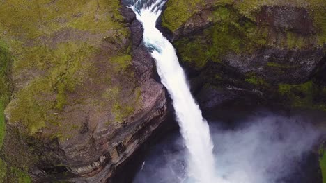 Antena-Sobre-La-Hermosa-Y-Sorprendente-Cascada-Alta-De-Haifoss-En-Islandia-8