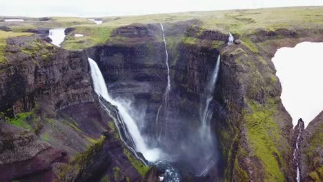 Antena-Sobre-La-Hermosa-Y-Sorprendente-Alta-Cascada-De-Haifoss-En-Islandia-14